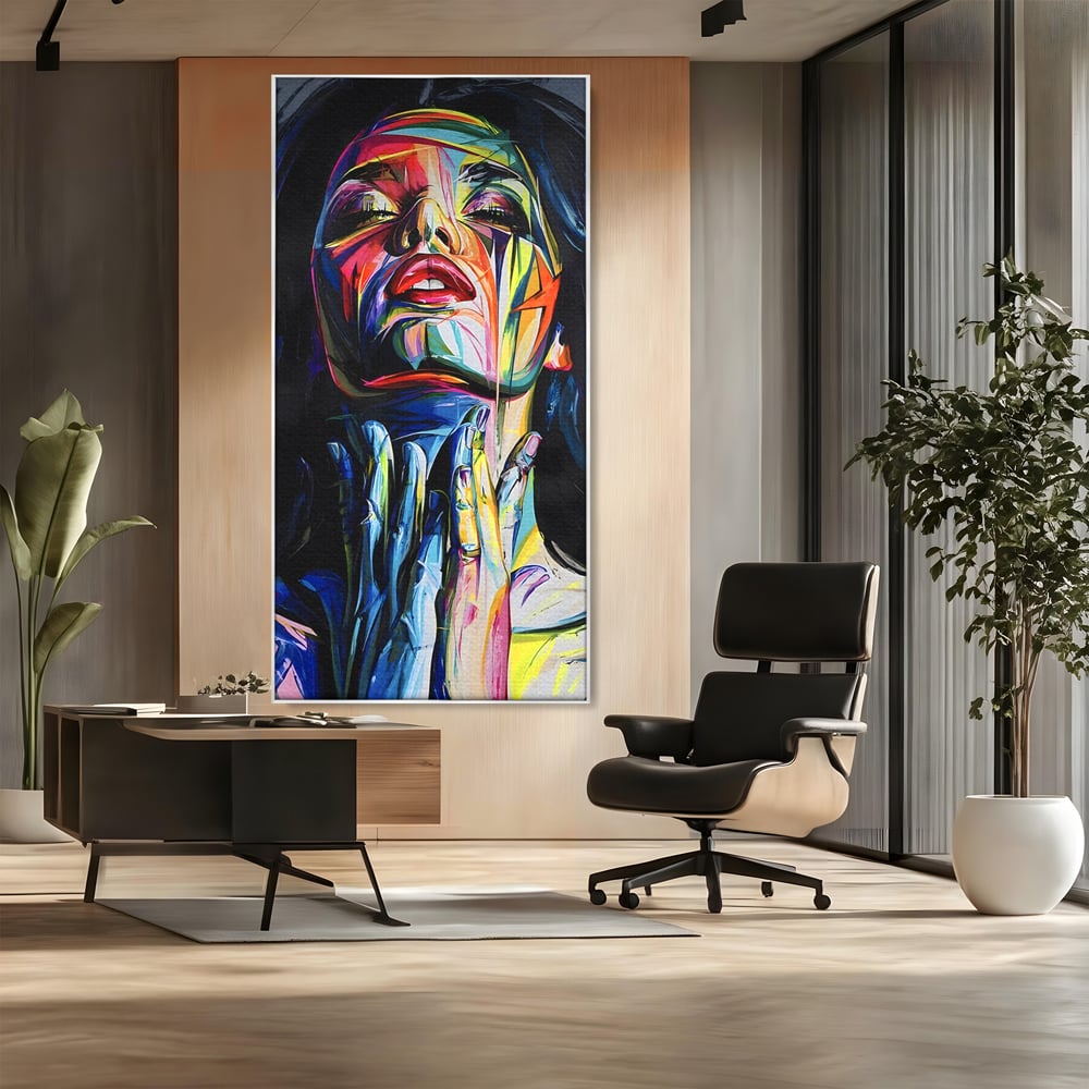 Tablou canvas cu tablou canvas cu femeie stilizata, in rama de aluminiu argintiu, pe perete intr-un birou